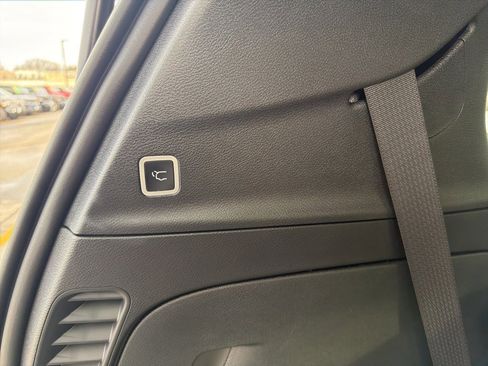 Used 2025 Chrysler Pacifica Select image 21