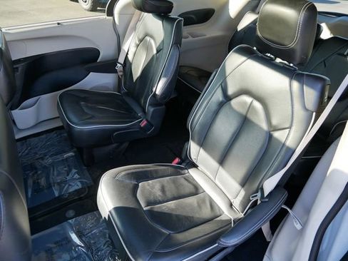 Used 2023 Chrysler Pacifica Limited image 8