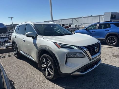 Used 2021 Nissan Rogue Platinum image 3