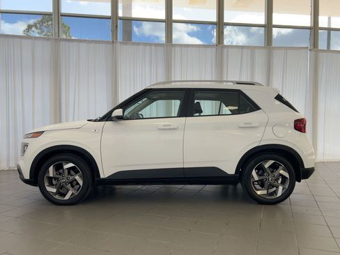 Used 2022 Hyundai Venue SEL image 2