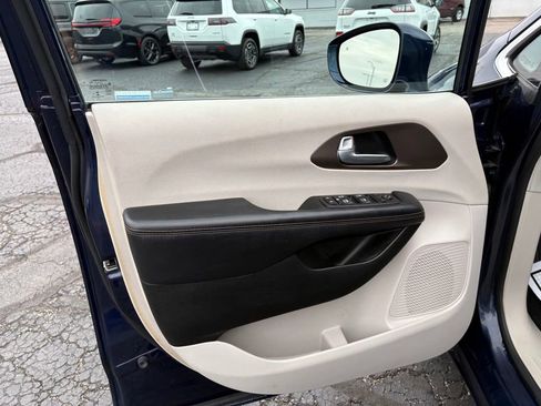 Used 2017 Chrysler Pacifica Touring-L Plus FWD image 14