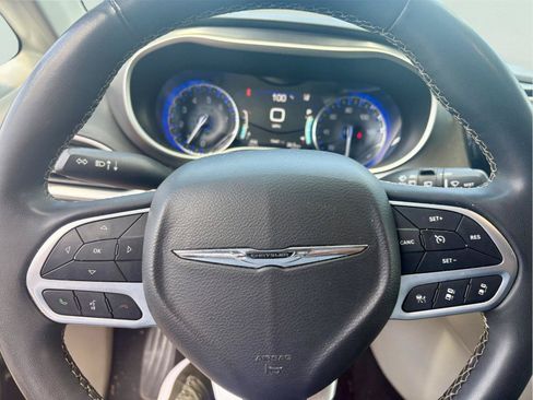 Used 2022 Chrysler Pacifica Touring-L FWD image 18