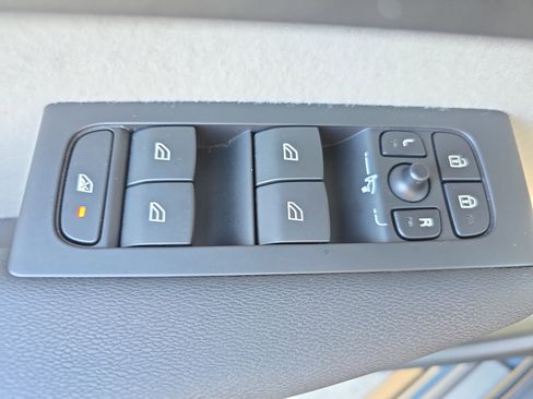 Used 2023 Volvo XC40 B5 Ultimate w/ Protection Package Premier image 26