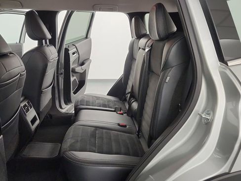 Used 2024 Mitsubishi Outlander SE image 25