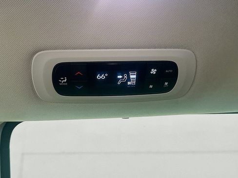 Used 2022 Chrysler Pacifica Touring-L FWD image 23