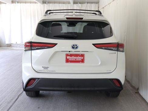 Used 2021 Toyota Highlander XLE AWD/4WD image 30