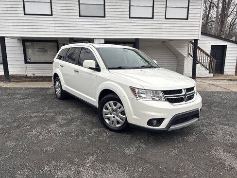 Used 2019 Dodge Journey SE w/ Connectivity Group image 2