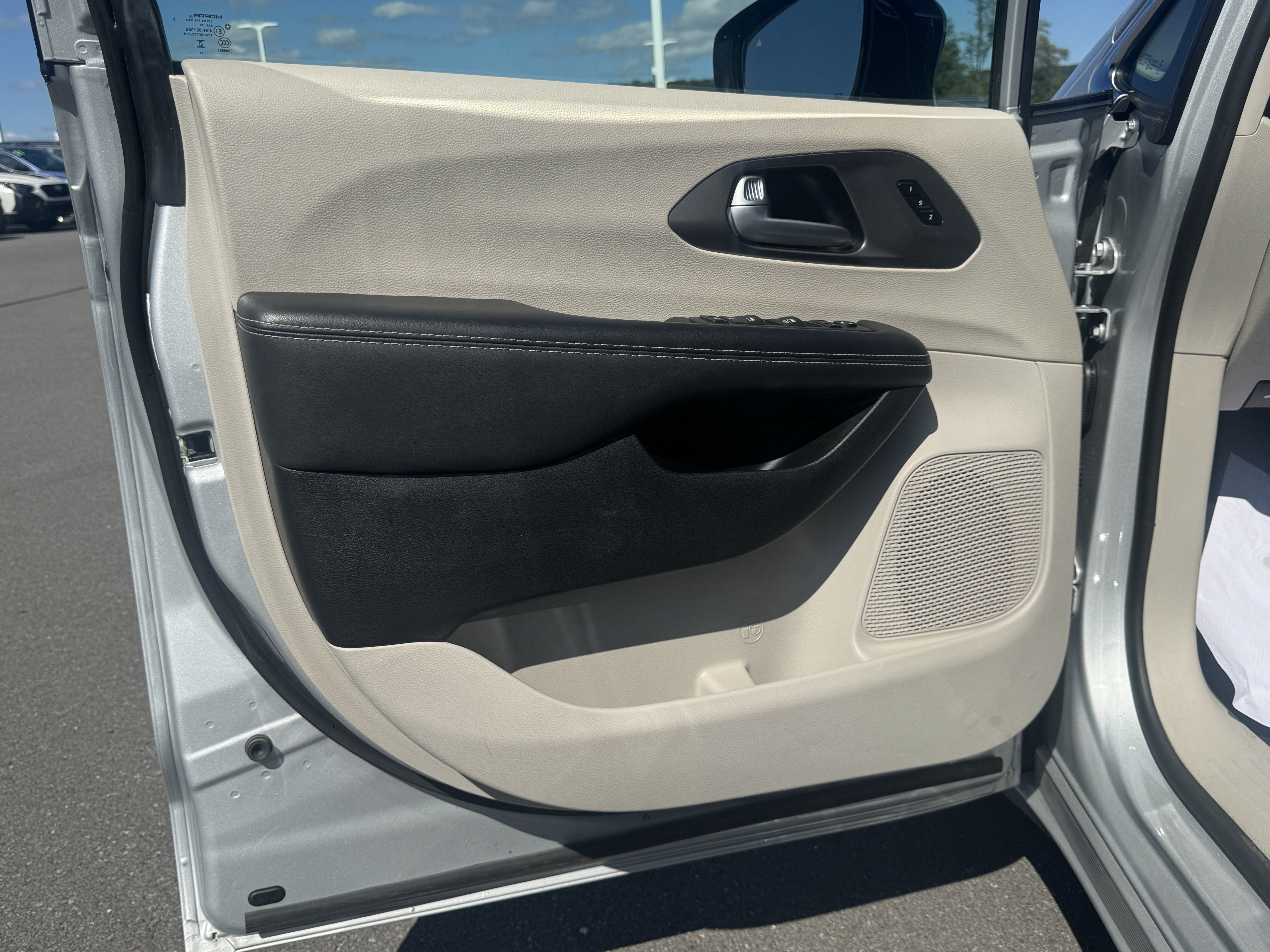 Used 2024 Chrysler Pacifica Touring-L FWD image 16