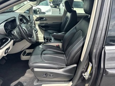 Used 2023 Chrysler Pacifica Touring-L FWD image 18