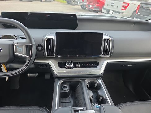 New 2025 Ford Expedition Platinum w/ Driver's Package image 16