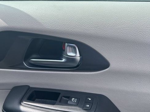 Used 2023 Chrysler Pacifica Touring-L FWD image 50