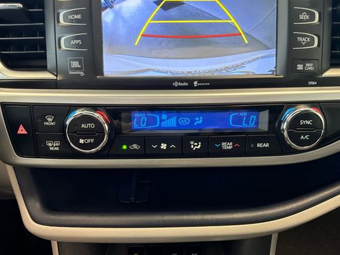 Used 2014 Toyota Highlander Limited AWD/4WD image 18