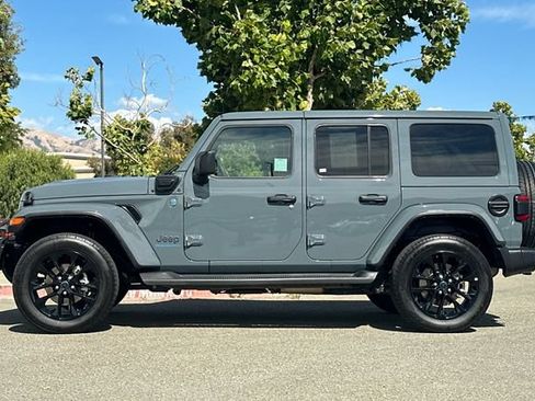 Used 2025 Jeep Wrangler Unlimited Sahara AWD/4WD image 7