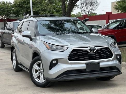 Used 2020 Toyota Highlander LE AWD/4WD image 2