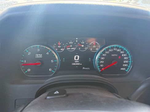 Used 2017 Chevrolet Suburban LT image 17