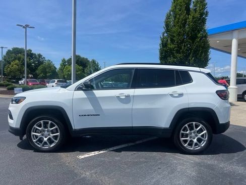 Used 2023 Jeep Compass Latitude w/ Sun and Sound Group AWD/4WD image 9
