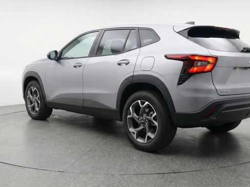 Used 2025 Chevrolet Trax LT FWD image 6