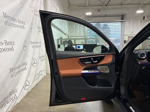 Used 2025 Mercedes-Benz GLC 350e 4MATIC image 12