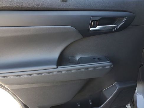 Used 2022 Toyota Highlander XLE image 16