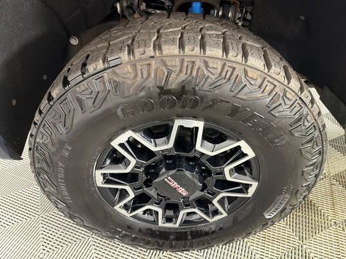 Used 2025 GMC Sierra 2500 AT4X image 13