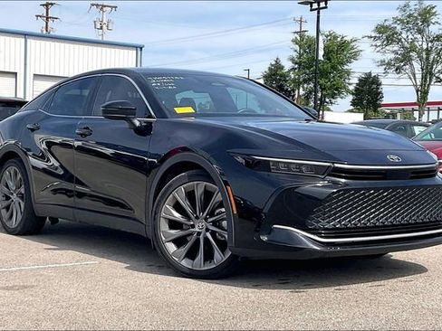 Used 2023 Toyota Crown Limited w/ Advanced Technology Package AWD/4WD image 1