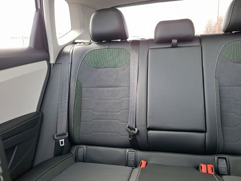 Used 2025 Volkswagen Taos SE image 14