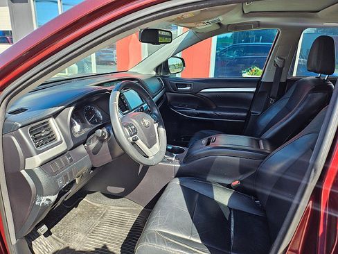 Used 2014 Toyota Highlander XLE FWD image 11