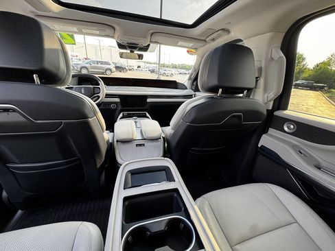 Used 2025 Lincoln Navigator Reserve AWD/4WD image 6