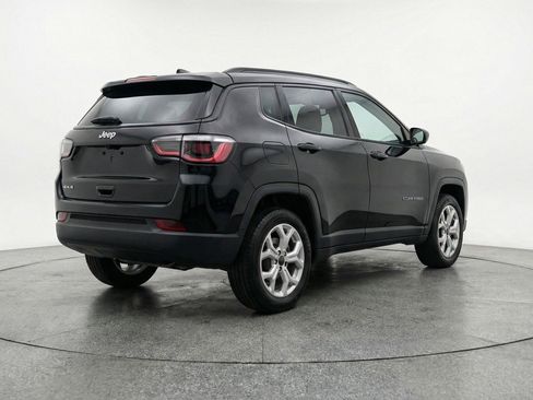 Used 2025 Jeep Compass Latitude AWD/4WD image 9