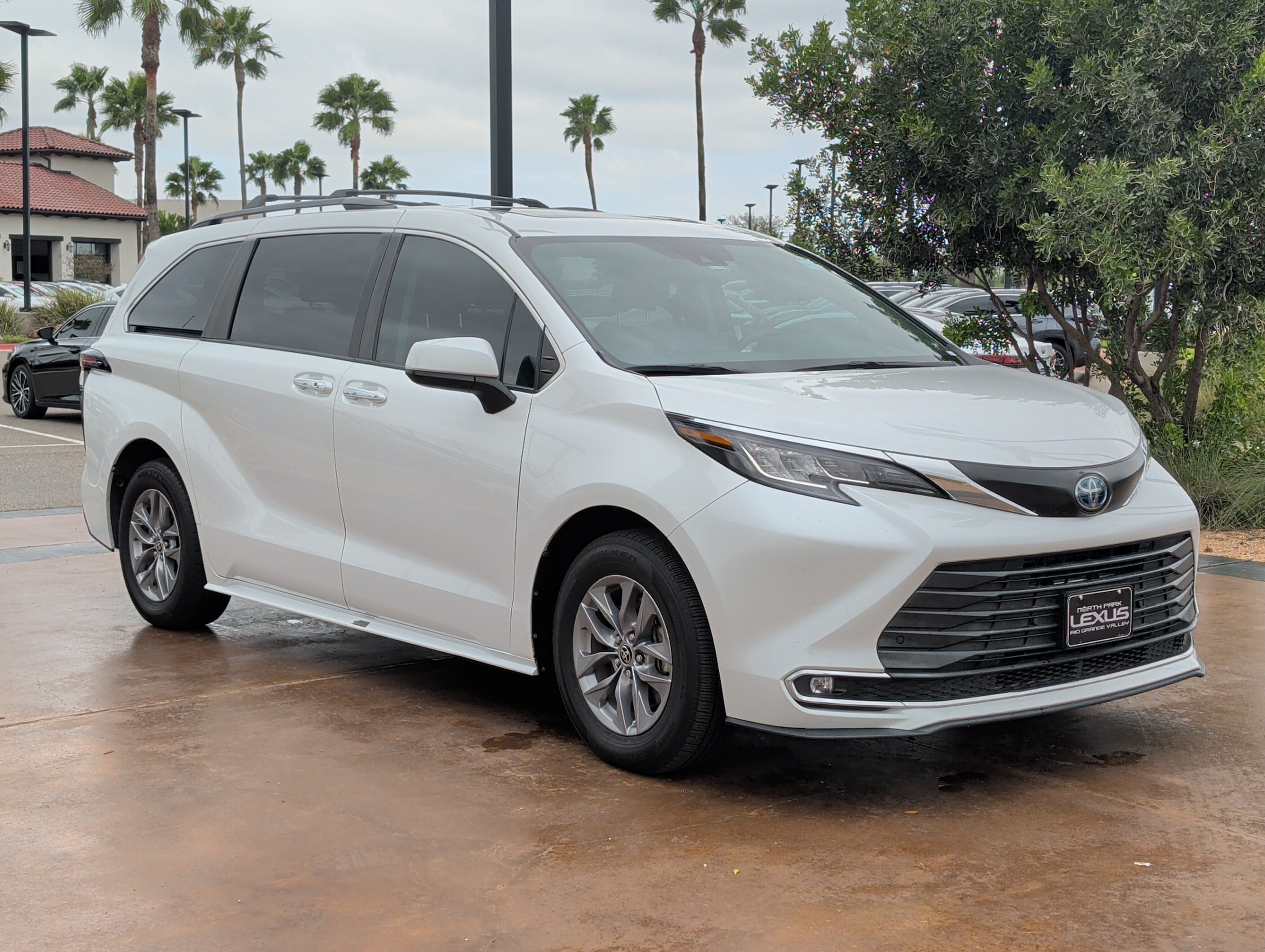 Used 2023 Toyota Sienna XLE FWD image 1