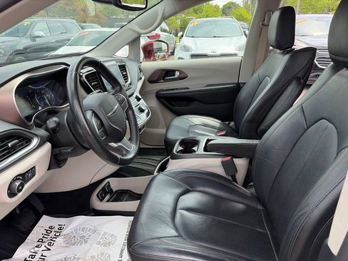 Used 2018 Chrysler Pacifica Touring-L Plus FWD image 14