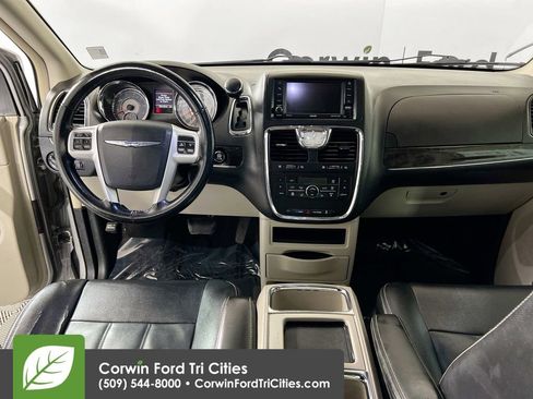 Used 2016 Chrysler Town & Country Touring w/ Driver Convenience Group image 7