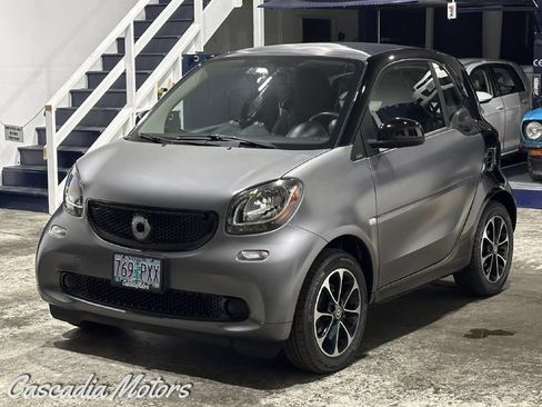 Used 2016 smart fortwo passion RWD image 3