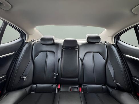 Used 2025 Genesis G70 2.5T image 19