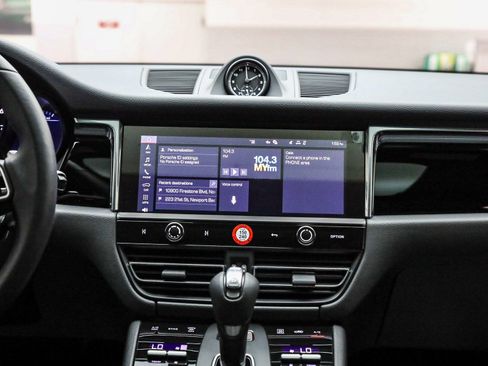 Certified 2025 Porsche Macan image 16