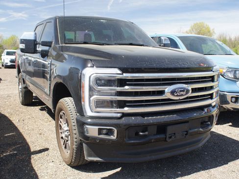 Used 2025 Ford F250 Platinum w/ Platinum Plus Package image 3