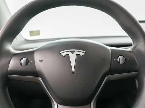 Used 2022 Tesla Model Y Long Range image 25