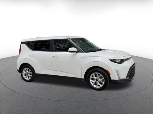 Used 2025 Kia Soul LX w/ LX Technology Package FWD image 2