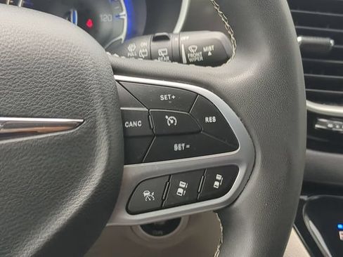 Used 2023 Chrysler Pacifica Touring-L FWD image 32