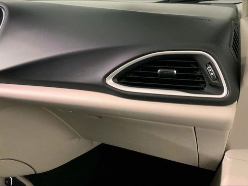 Used 2023 Chrysler Pacifica Touring-L FWD image 16