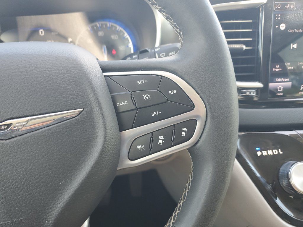 Used 2024 Chrysler Pacifica Touring-L FWD image 20