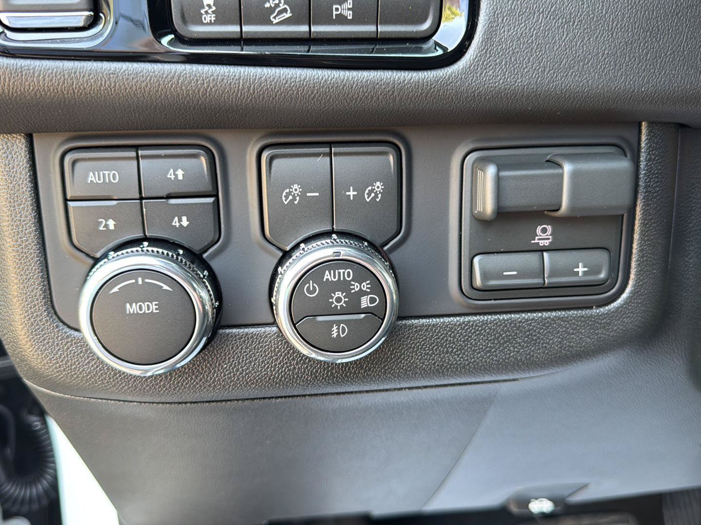 New 2026 GMC Yukon XL Elevation w/ Elevation Premium Package AWD/4WD image 18