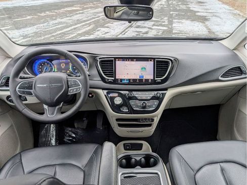 Used 2024 Chrysler Pacifica Touring-L image 31