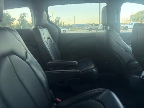 Used 2025 Chrysler Pacifica Select FWD image 12