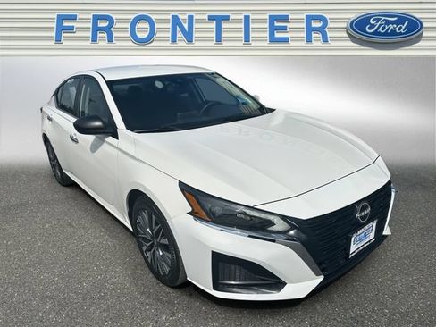 Used 2025 Nissan Altima 2.5 SV FWD image 8
