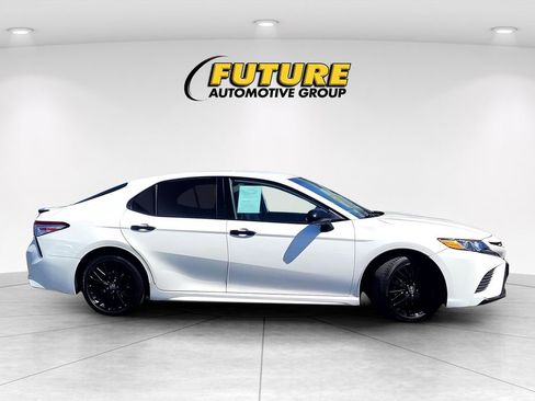 Used 2020 Toyota Camry SE FWD image 3