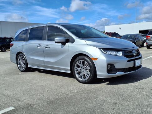 Used 2025 Honda Odyssey Touring image 2
