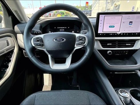 Used 2025 Ford Explorer Active AWD/4WD image 5