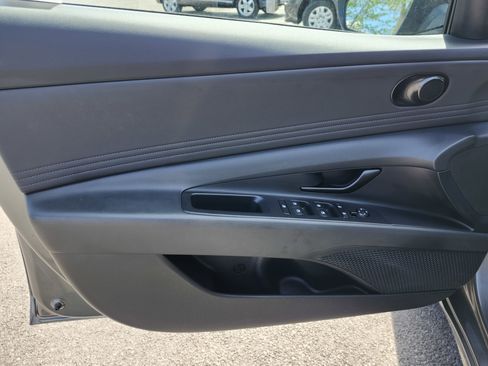 Used 2025 Hyundai Elantra SEL image 24