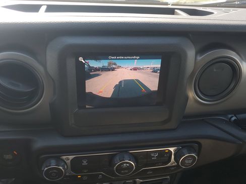 Used 2022 Jeep Gladiator Willys image 26